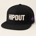 Mockup konsep Hipdut Snapback Cap — desain merch sementara, bukan foto barang produksi.